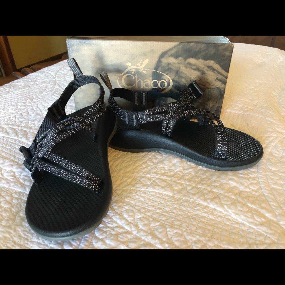 New Chaco size Y5 or ladies 7 blk  w/ white/silver